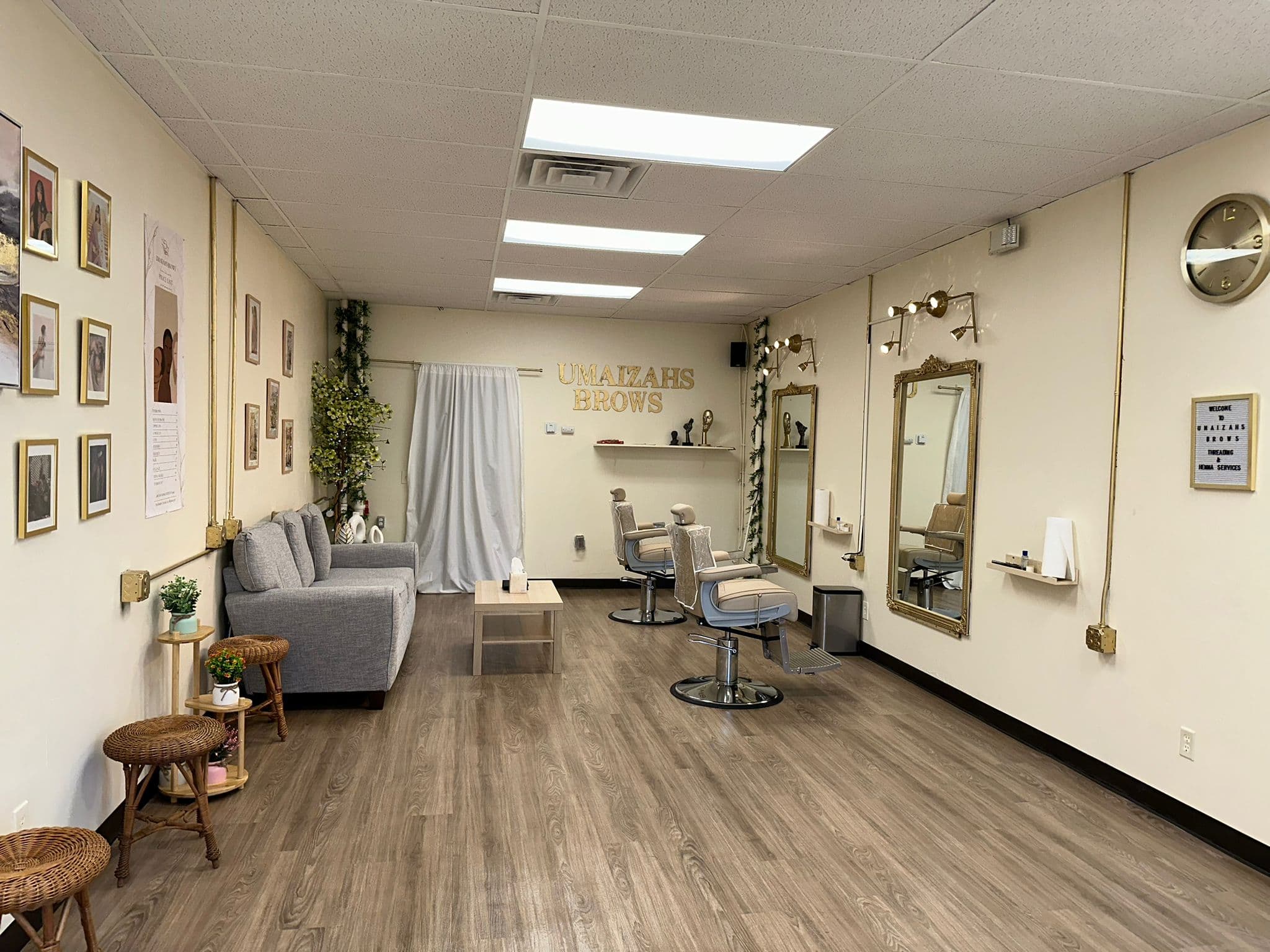 Umaizah Salon hero background